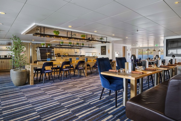 HX Hurtigruten Expeditions, MS Spitsbergen, Brygga Bistro 3.jpg